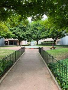 een loopbrug in een park met een hek en bomen bij Le Belvédère in Orléans