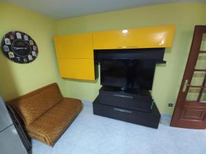 sala de estar con chimenea y silla en Meda hogar, en Caldas de Reis