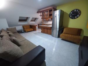 uma sala de estar com um sofá e um frigorífico em Meda hogar em Caldas de Reis