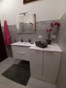 アーチ・カステッロにあるScogliera Ragonaのバスルーム(白い洗面台、鏡付)