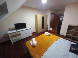 1 dormitorio con 1 cama con 2 toallas en Meda hogar, en Caldas de Reis