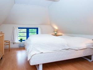 ØrstedにあるHoliday home Ørsted Vの窓付きの客室の白いベッド1台