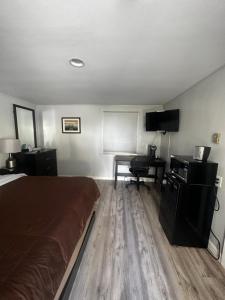 a hotel room with a bed and a desk at Blue Spruce in Plymouth