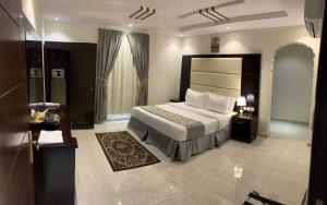 een slaapkamer met een groot bed in een kamer bij وجهة التميز 2 in Jeddah