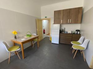 eine Küche mit einem Tisch und Stühlen sowie einem Kühlschrank in der Unterkunft Elvas Casa Sao Francisco in Elvas