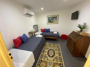 Kleines Zimmer mit 2 Betten und einem TV in der Unterkunft Elvas Casa Sao Francisco in Elvas