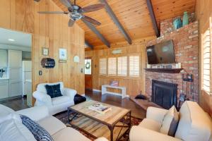 TV a/nebo společenská místnost v ubytování Lake Arrowhead Retreat By Snow Valley Mtn Resort!