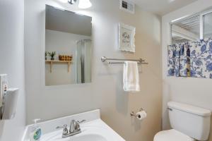 Koupelna v ubytování Lake Arrowhead Retreat By Snow Valley Mtn Resort! + 41 fotografií