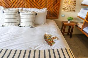 Una cama blanca con una corbata encima. en Xamira Tulum Luxury Condo, en Tulum