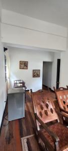 Hotel Coconuco by Destino Pacifico في Coconuco: غرفة مع طاولة وكراسي في غرفة