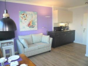 uma sala de estar com um sofá e uma cozinha em App-Meinecke-29-O em Westerland