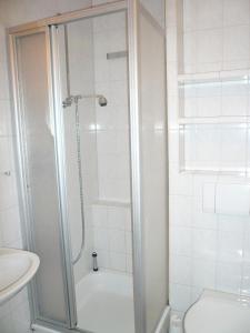 uma casa de banho com um chuveiro, um WC e um lavatório. em App-Meinecke-29-O em Westerland
