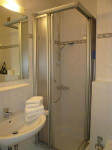 ein Bad mit einer Dusche und einem Waschbecken in der Unterkunft Sievers 37 in Westerland