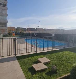 The swimming pool at or close to Departamento cercano Aeropuerto a pasos Mall Arauco y clinica Indisa Maipu