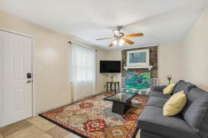 een woonkamer met een bank en een plafondventilator bij Snellville Getaway about 8 Mi to Stone Mountain Park! in Snellville