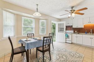 een keuken en eetkamer met een tafel en stoelen bij Snellville Getaway about 8 Mi to Stone Mountain Park! in Snellville