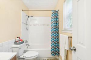 een badkamer met toilet en douche bij Snellville Getaway about 8 Mi to Stone Mountain Park! in Snellville +20 foto's