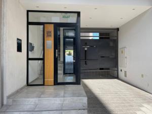 an entrance to an office building with a revolving door at Departamento por día para 4 personas con cochera cubierta en Bahía Blanca in Bahía Blanca
