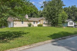 een huis met een groen gazon ervoor bij Snellville Getaway about 8 Mi to Stone Mountain Park! in Snellville