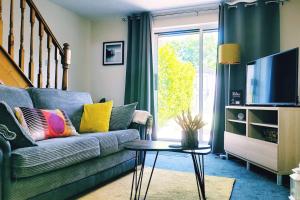 sala de estar con sofá y TV en Modern 2 bed House, free parking, central location, en Bristol