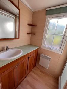 a bathroom with a sink and a window at Chalet - Casa móvil Pinos - 3 beds, pool, private garden in Alhaurín de la Torre