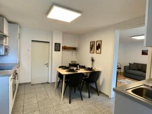 cocina con mesa y sillas en una habitación en sHome TinyHouse Feldkirchen bei Graz - Self-Check-in, en Feldkirchen bei Graz