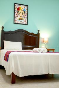 a bedroom with a bed with a white blanket at Casa Makech 2 in Valladolid