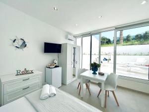 TV a/nebo společenská místnost v ubytování Torre Pozzillo Beach