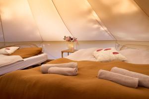 Postel nebo postele na pokoji v ubytování Hesselgaard Glamping
