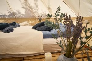 Postel nebo postele na pokoji v ubytování Hesselgaard Glamping