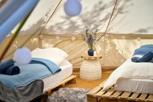 Postel nebo postele na pokoji v ubytování Hesselgaard Glamping