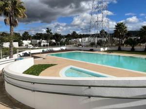 una gran piscina en un complejo en Nice Resort Studio Holidays Family in Palmela, en Quinta do Anjo