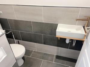 un baño con lavabo e inodoro en La MiMi des Minimes, en La Rochelle 4 fotos más