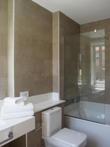 a bathroom with a toilet and a tub and a sink at HOTEL BOUTIQUE VILAVELLA in O Grove +28 photos