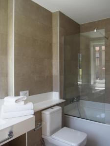 ein Badezimmer mit einem WC, einer Badewanne und einem Waschbecken in der Unterkunft HOTEL BOUTIQUE VILAVELLA in O Grove