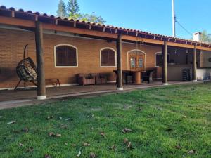a house with a large patio with a yard at Charmosa chácara do Broa! in Itirapina