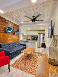 sala de estar con sofá azul y cocina en Deluxe Loft with TOP amenities en Cabo San Lucas