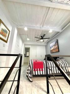 1 dormitorio con 1 cama y ventilador de techo en Deluxe Loft with TOP amenities en Cabo San Lucas
