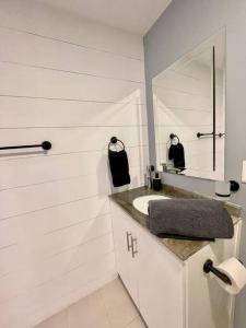 Baño blanco con lavabo y espejo en Deluxe Loft with TOP amenities en Cabo San Lucas
