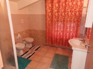 FLORIDA B&B Cingoli في سينغولي: حمام مع مرحاض ومغسلة