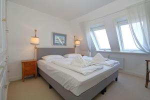 Una cama o camas en una habitación de Roskothen-Kampen