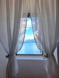 uma janela com vista para o oceano em Sapore Di Mare Apartment em Tivat