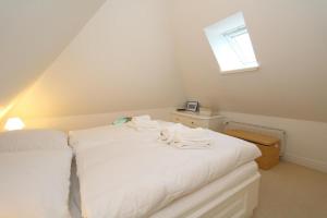 ein Schlafzimmer mit zwei weißen Betten und einem Fenster in der Unterkunft App. Inselruhe 8 in Munkmarsch