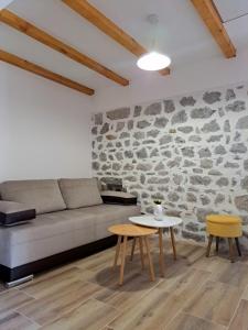 uma sala de estar com um sofá e uma mesa em Sapore Di Mare Apartment em Tivat