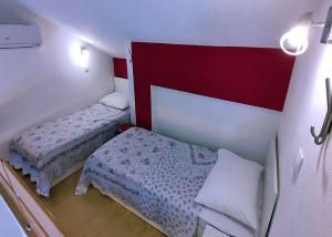Postel nebo postele na pokoji v ubytování Apartments and rooms by the sea Tucepi, Makarska - 6058