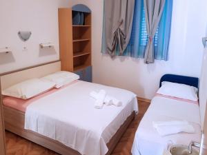 Posteľ alebo postele v izbe v ubytovaní Apartments and rooms by the sea Tucepi, Makarska - 6058