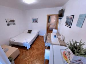 Postel nebo postele na pokoji v ubytování Apartments and rooms by the sea Tucepi, Makarska - 6058