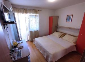 Televízia a/alebo spoločenská miestnosť v ubytovaní Apartments and rooms by the sea Tucepi, Makarska - 6058