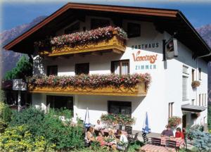 The building in which a vendégházakat is located