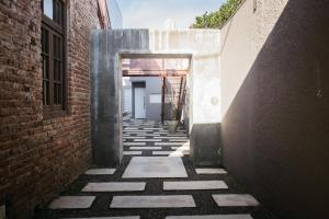 an alley between two buildings with a brick wall at Tempo Apartamento in Villa Allende